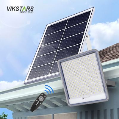 खरीदें एल्यूमीनियम सौर बाढ़ रोशनी 100w 200w 300w 400w यार्ड गांवों गोदाम के लिए IP66 जलरोधक ऑनलाइन निर्माण